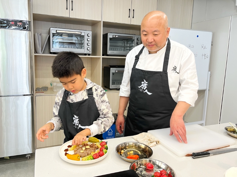 小朋友学习制作牛排